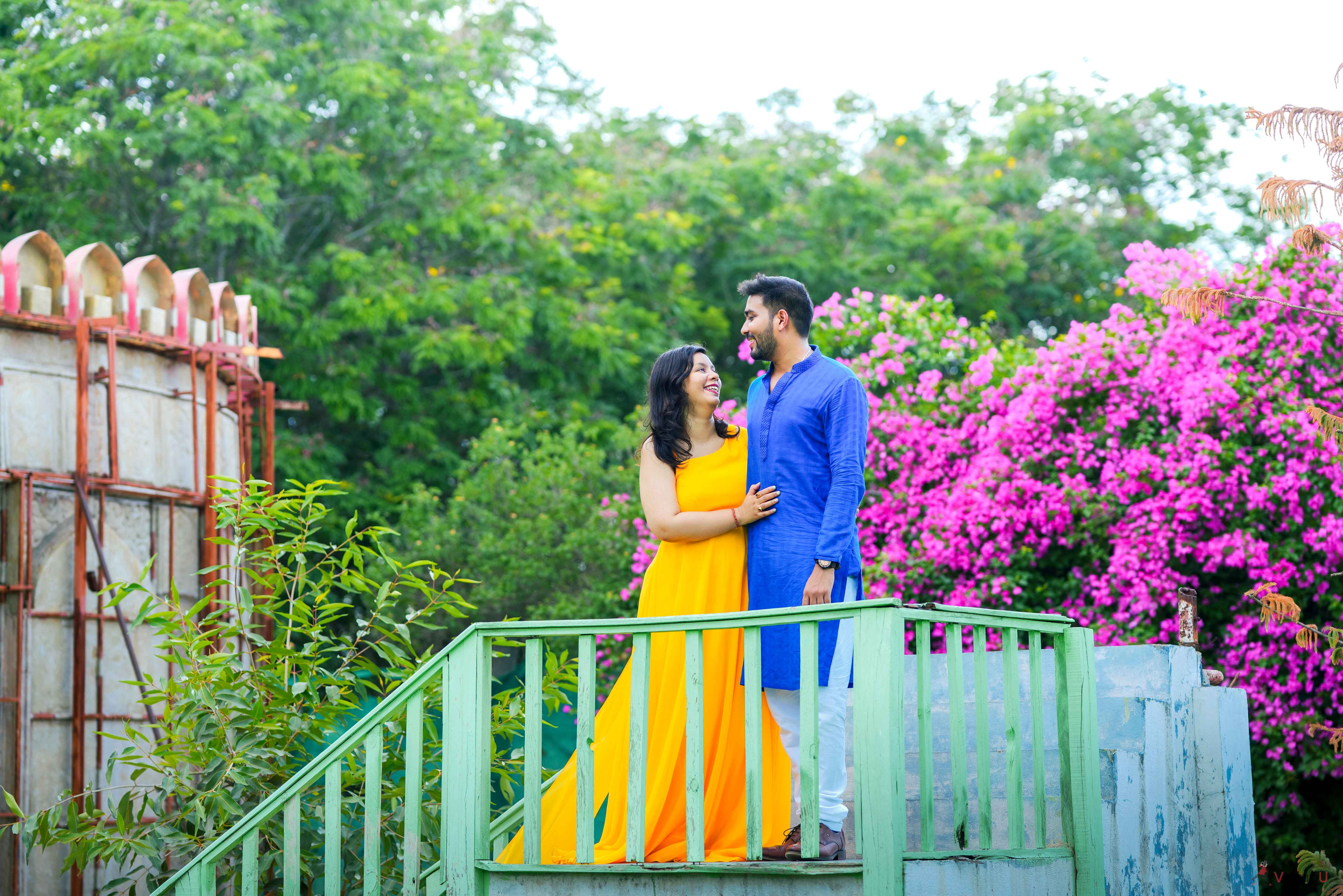 Romantic candid moment between couple captured by VsnapU in Singrauli 10.jpg